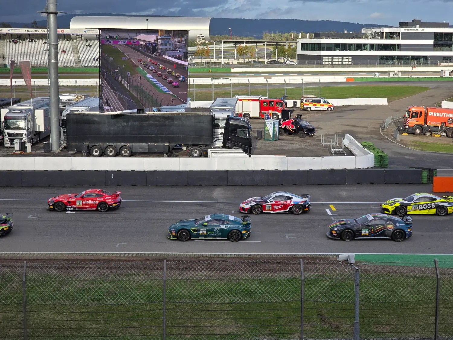 DTM-Rennstrecke mit GT-Fahrzeugen