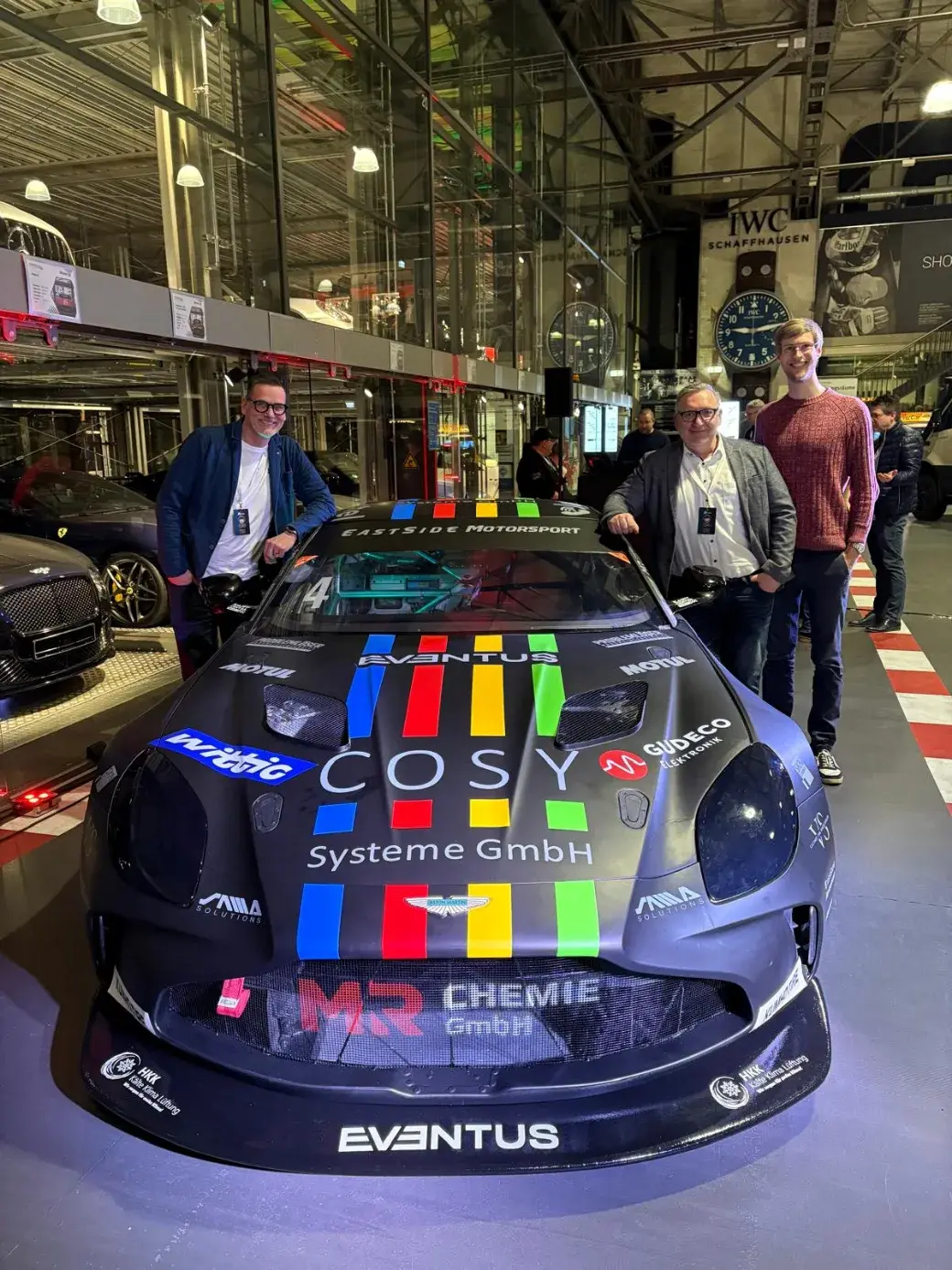 SAMD-Team am gesponserten Aston Martin Vantage GT4