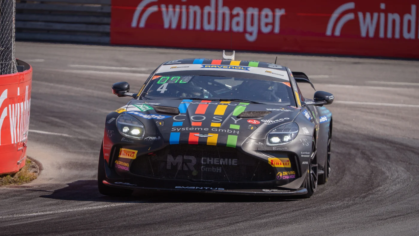 Der Aston Martin Vantage GT4 von EastSide Motorsport mit SAMD-Logo in voller Fahrt auf der Rennstrecke