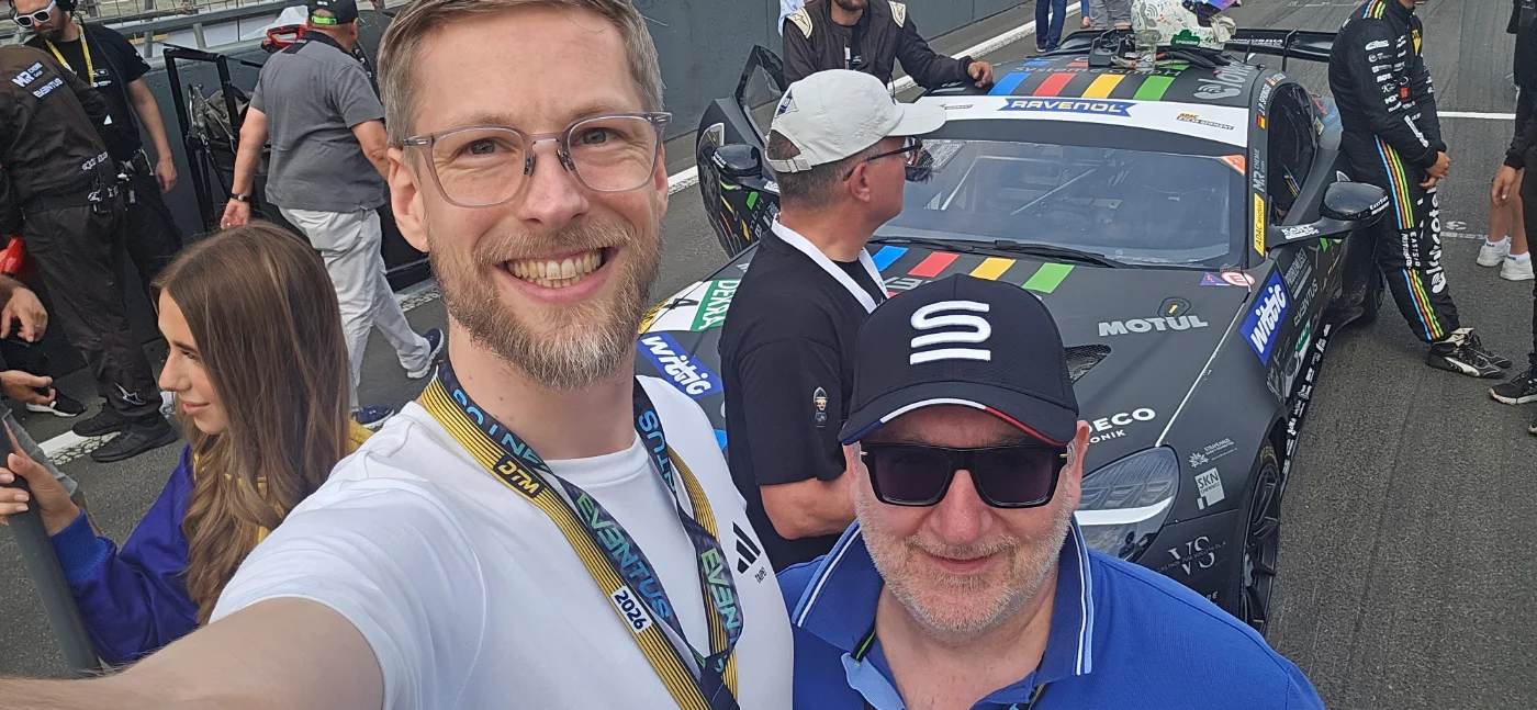 SAMD-Geschäftsführung direkt am Aston Martin Vantage GT4 in der Startaufstellung am Nürburgring